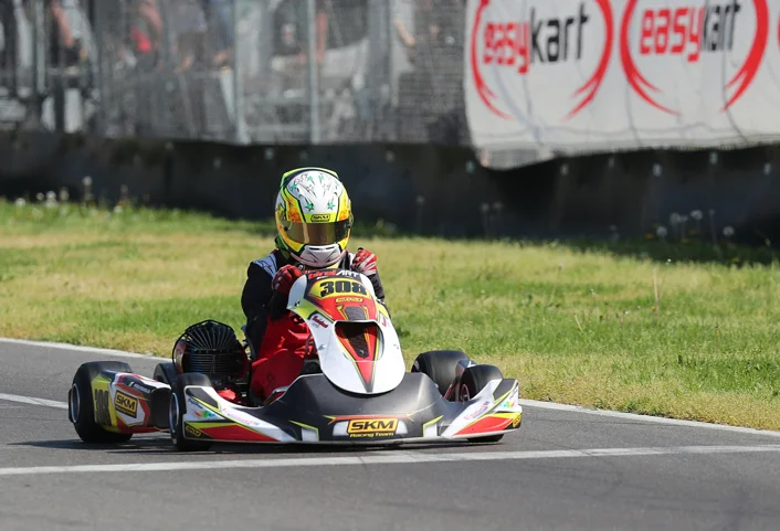 Kart personalizzato in pista durante una gara